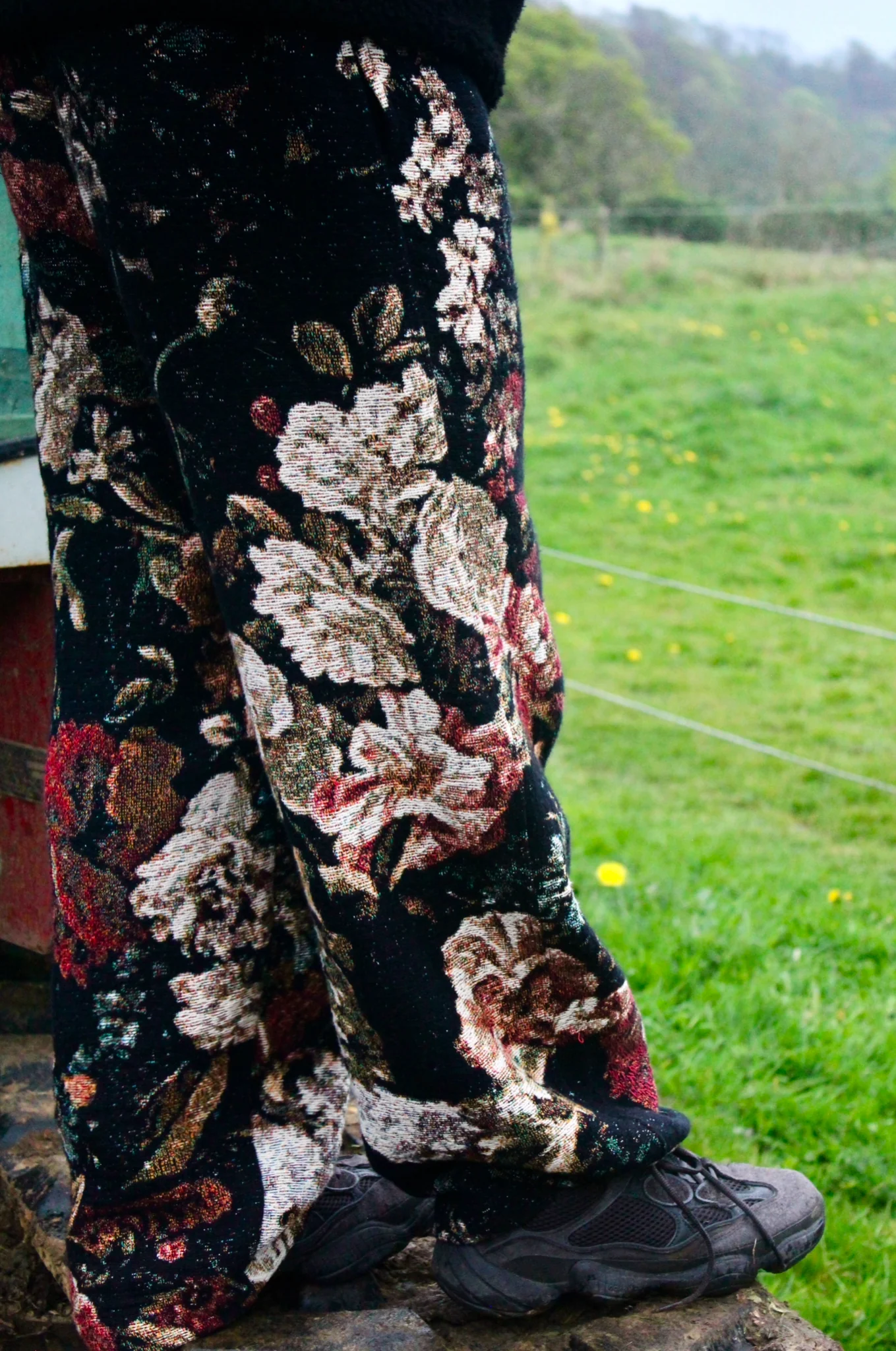 VA-SS25-887 FLORAL FULL TAPESTRY TROUSERS - Image 4