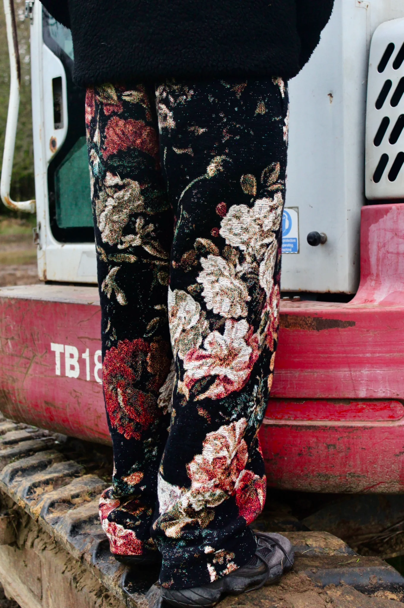 VA-SS25-887 FLORAL FULL TAPESTRY TROUSERS - Image 5